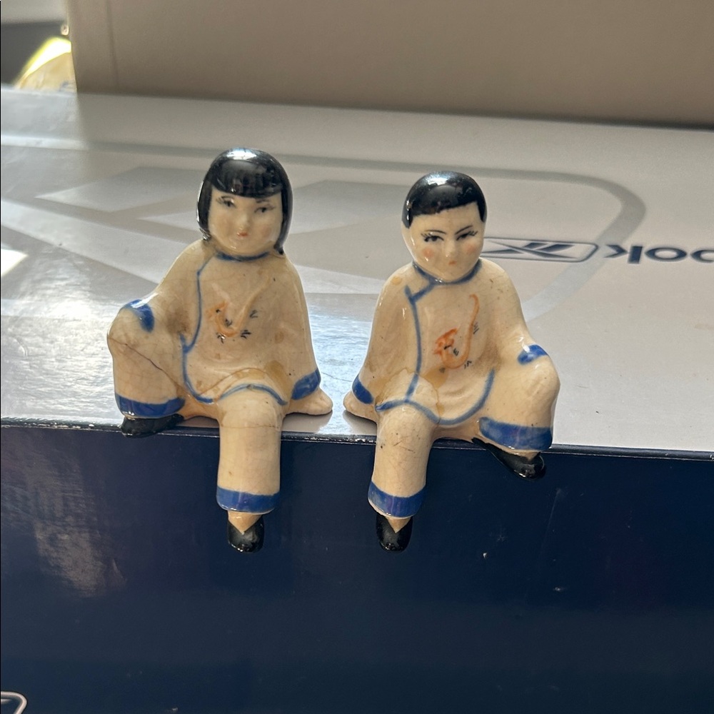 Japanese Shelf Sitter